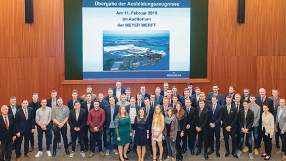 Geschäftsführer Bernard Meyer (links) gratulierte den Auszubildenden und bedankte sich bei den Ausbildern der Meyer Werft. © Foto: Meyer Werft