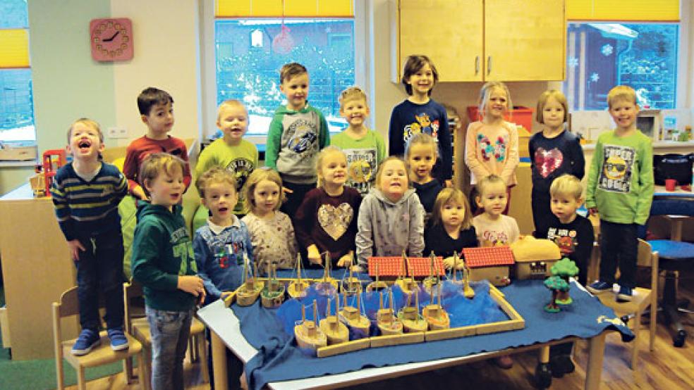 Die Kinder bauten zusammen mit Bültjer kleine Holzboote, die sie anschließend nach ihren eigenen Wünschen und Vorstellungen bemalen konnten. © Fotos: Kindergarten Ditzum