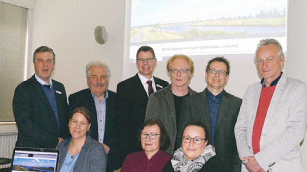 Haben den Internetauftritt möglich gemacht (stehend, von links): Carsten Mohr (Sparkasse Leer/Wittmund), Landschaftspräsident Rico Mecklenburg, Uwe Endjer (Sparkasse Emden), Jens-Uwe Keilmann (LGLN), Dr. Michael Hermann (Landesarchiv), Landschaftsdirektor Dr. Rolf Bärenfänger sowie (sitzend, von links) Nina Eilers (Küstenschmiede), Conelia Ibbeken (Arbeitsgruppe Flurnamen) und Ute Meinert (Sparkasse Aurich). © Foto: privat