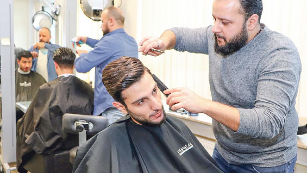 Dani (hinten) und Geourge Khouri (vorne) frisieren in der Prüfung ihren Modellen die Haare. Am Ende hat sich die Anstrengung gelohnt. Beiden wurden die handwerklichen Friseurfertigkeiten anerkannt. © Foto: Handwerkskammer