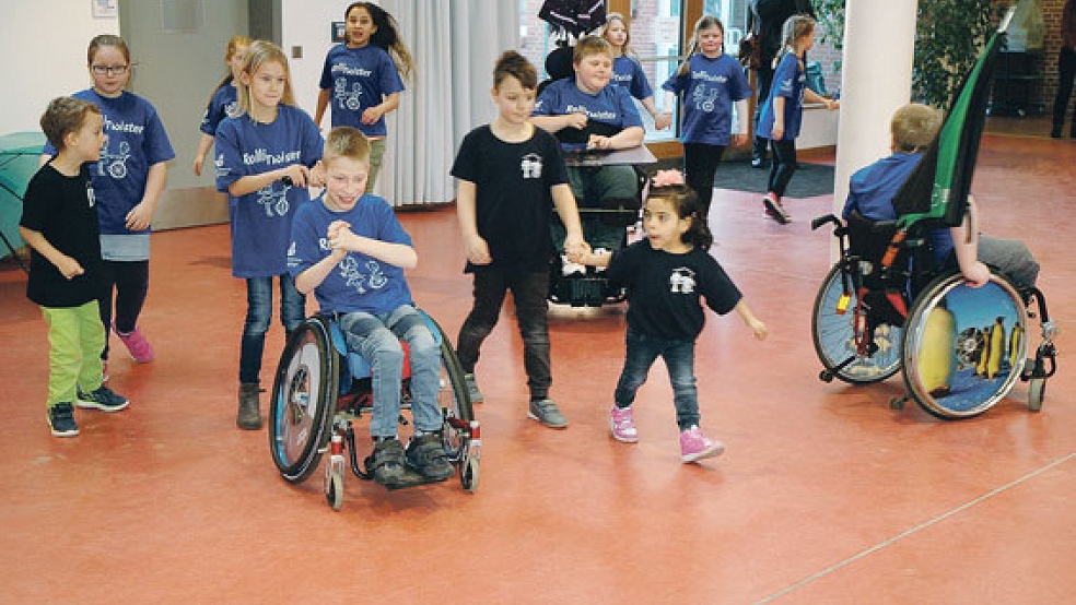 Die Arbeitsgemeinschaft »Rolli-Twister« der »Schule am Deich« und der Grundschule in Bingum führte den Politikern gestern vor, wie Schüler mit und ohne Rollstuhl zusammen fröhlich tanzen. © Fotos: Szyska