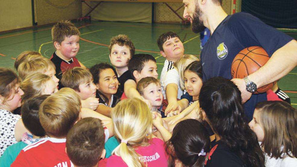 Andre Galler verabschiedet sich von seiner kleinen Mannschaft mit Teamruf. © Foto: Bassalig