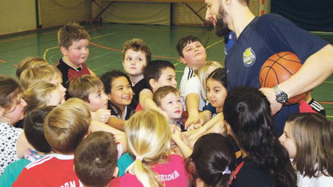 Körbe werfen mit Profi-Basketballer