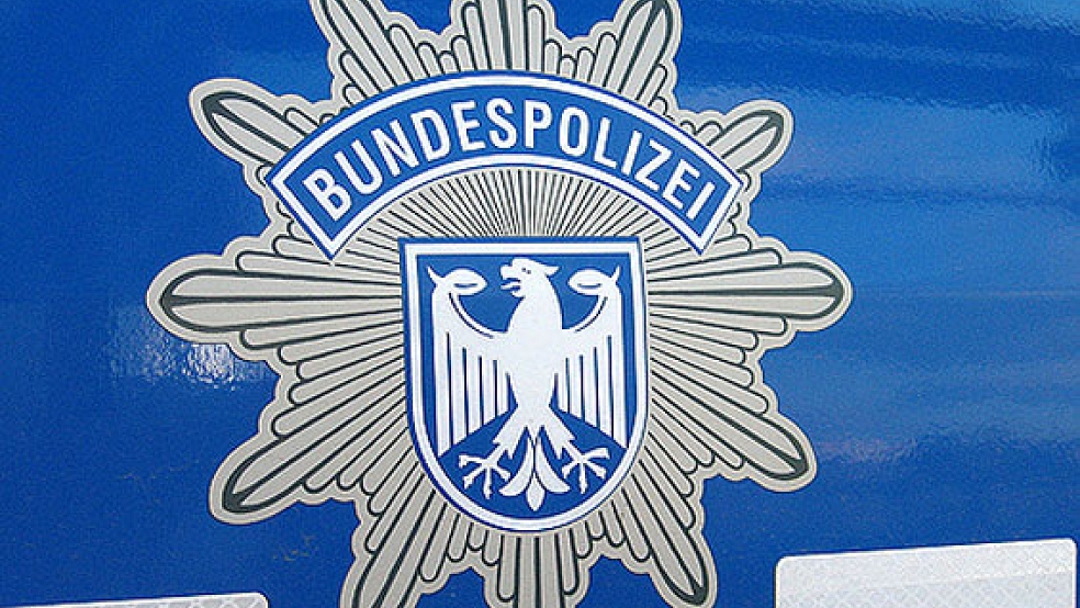Die Bundespolizei nahm einen per Haftbefehl gesuchten Mann auf dem Flugplatz in Emden fest. © Foto: Bundespolizei