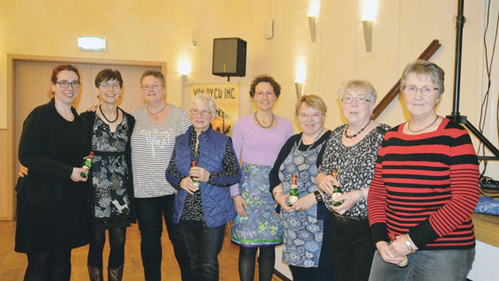 Willkommen bei den Landfrauen! In Bunde werden die neuen Mitglieder traditionell mit einer Piccoloflasche Sekt in die Runde aufgenommen.  © Foto: Himstedt