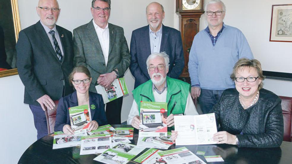 Sehen sich in ihrer Präventionsarbeit bestätigt (stehend von links): Die Vertreter der ostfriesischen Verkehrswachten Hajo Reershemius (Norden), Diedrich Draeger (Emden), Hans-Friedel Walther (Aurich), Georg Reichelt (Leer) und (sitzend) Wibrandus Reddingius (Leer) sowie Signe Foetzki (Brandkasse) und die Leiterin der Grundschule Tannenhausen Claudia Wilting (links).  © Foto: Jürgens