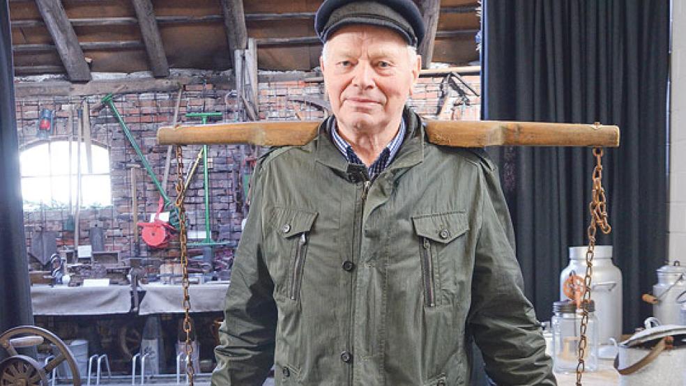 Viele der Exponate sind noch voll funktionstüchtig. Das zeigt der Vereinsvorsitzender Gerhard Busemann bei einem Rundgang gerne. Dafür nimmt er dann auch das Joch auf die Schultern. © Foto: Muising