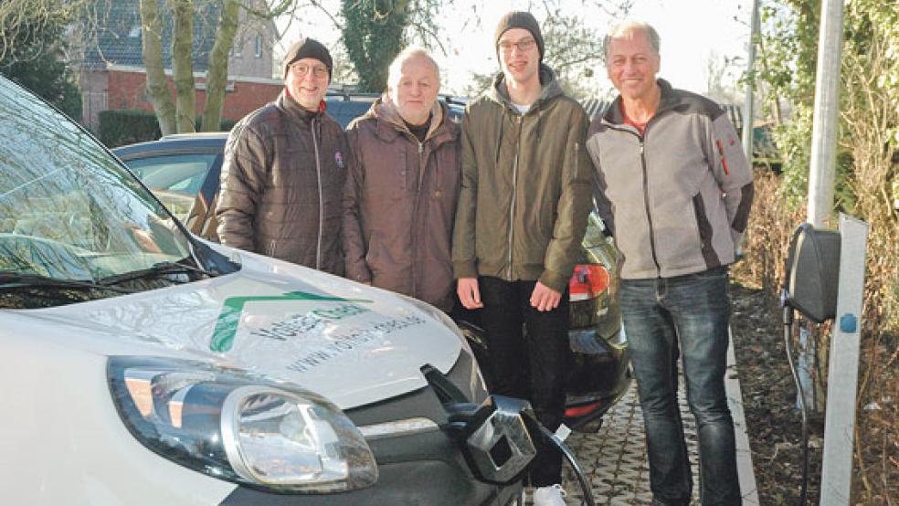An der Stromtankstelle auf dem Parkplatz des Ökoenergie-Anbieters »Pro Engeno« in Nendorp (von links): Die Geschäftsführer Martin Refle und Konrad Kruse, der Auszubildende Luca Kruse und Enno Jürgens von der Firma »Voltaik Check« aus Neermoor, der die Ladestation installiert und gerade seinen Firmenwagen daran angeschlossen hat. © Foto: Szyska