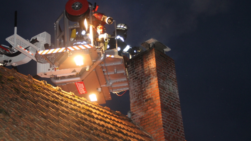Von der Hubrettungsbühne aus bekämpften die Feuerwehrleute den Brand in einem Schornstein in Vellage. © J. Rand/Feuerwehr