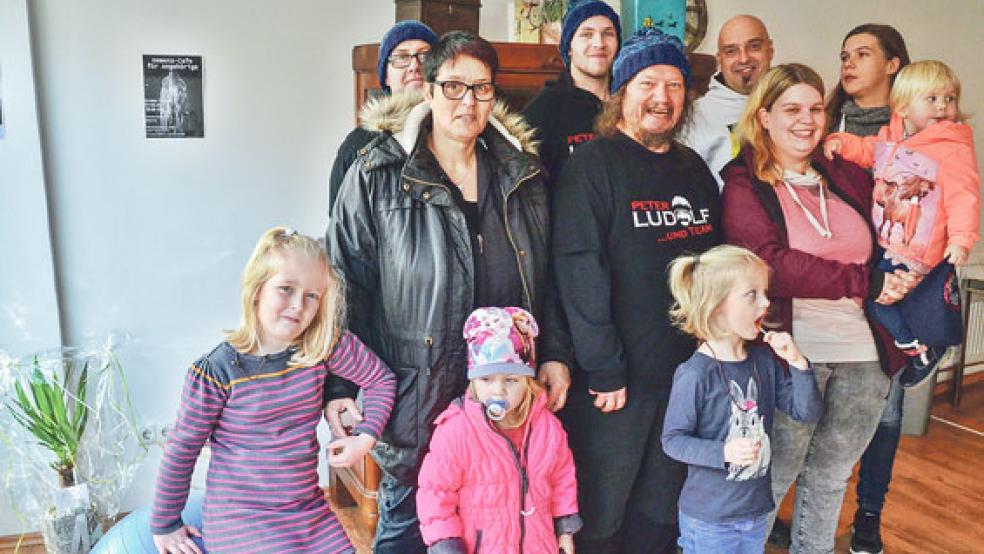 Gruppenbild mit Ehrengast: Tag der offenen Tür bei »Bliev to Hus« mit Peter Ludolf. Die neuen Büroräume des Vereines sind jetzt in der Westerstraße in Weener (kleines Bild). © Fotos: Ammermann