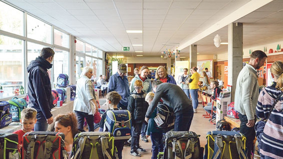Die 10. Ranzenfete war gut besucht. In der Pausenhalle der Grundschule Weener gab es ein breites Angebot für Schulanfänger. © Foto: Ammermann