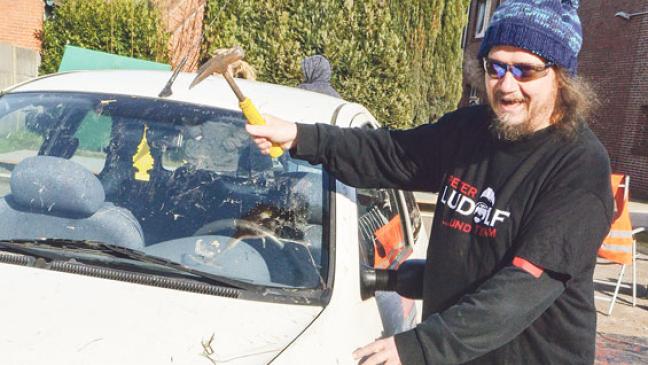 Schrottplatz-Star schwingt Hammer für »Bliev to Hus«