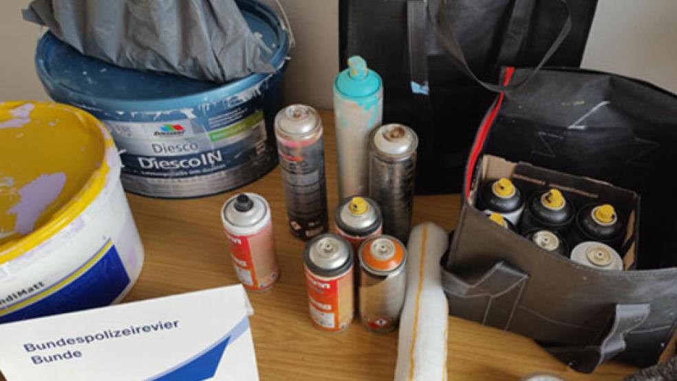 Die Bundespolizei stellte verschiedene Sprayer-Utensilien sicher, die am Tatort zurückgelassen wurden. © Foto: Bundespolizei