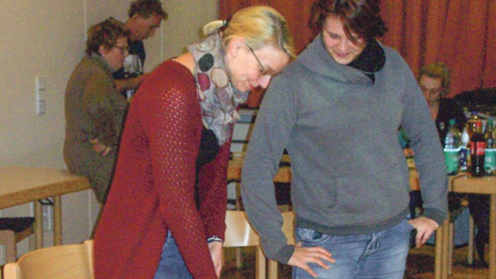 Theaterprobe: Insa Bruhns (links) mimt eine Rechtsanwältin, Tina Otten (rechts) eine Ex-Ehefrau. © Foto: Theatergruppe Jemgum