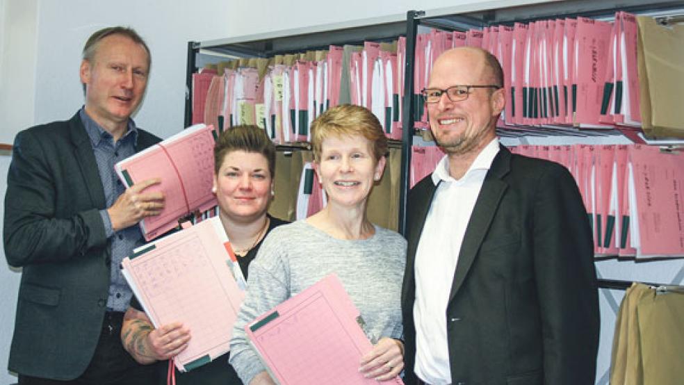 Die rosa Aktendeckel der Krankenversicherungsklagen bescheren Sozialgerichtsdirektor Wilhelm Frank, den Mitarbeiterinnen Melanie Doden und Christine Kornelius sowie Pressesprecher Peter Nippen (von links) und seinen Richterkollegen unerwartete Mehrarbeit. © Foto: Ricken