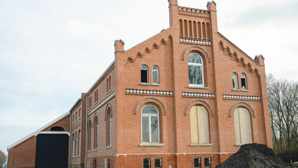 Zeugnis alter Gulfhaus-Geschichte: Der Hof Tammen in Bunderhee wird derzeit nach historischem Vorbild rekonstruiert. Der imposante Giebel mit Gesims und Lisenen prägt das Gesicht des denkmalgeschützten Gebäudes. © Foto: Hanken