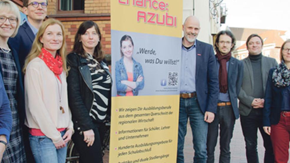 Laden zur Entdeckungsreise durch die »Berufswelten« ein: (von links) Dr. Tania Brüsch (UEG Leer), Sonja Winkler (BBS I Leer), Dirk Kruse (BBS II Leer), Elke Schmidt (»Chance: Azubi«), Projektleiterin Karin Engelmann (AOK), Thorsten Tooren (»Chance: Azubi«), Jan Templ (TGG Leer), Robert Fuchs (Gymnasium Rhauderfen) und Andrea Rohe (UEG Leer). © Foto: Hanken