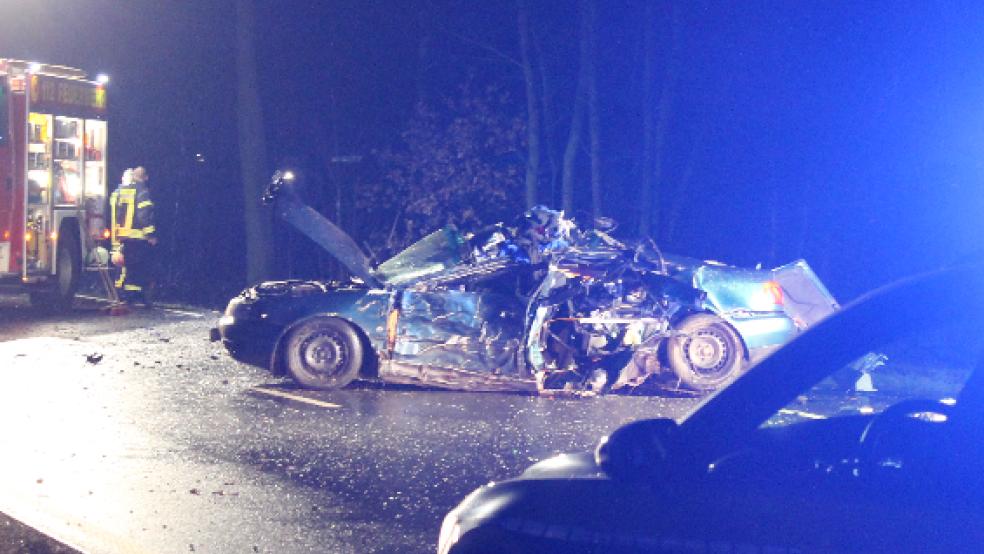 Der 19-jährige Autofahrer musste von der Feuerwehr aus dem völlig zerstörten Audi befreit werden. Er starb noch an der Unfallstelle. © Foto: Kreisfeuerwehrverband Aurich