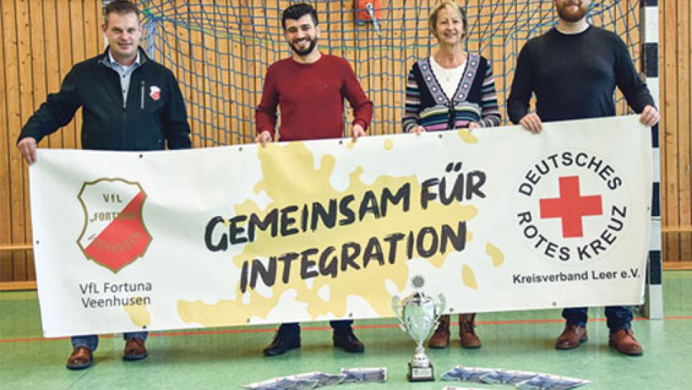 Die Organisatoren des DRK Hallenfußball Cups, Frank Luitjens (VfL Veenhusen), Kawa Hajji (DRK), Angelika Janßen-Harms und Felix Neumann, freuen sich erneut auf ein stimmungsvolles Event. © Foto: Hilbrands