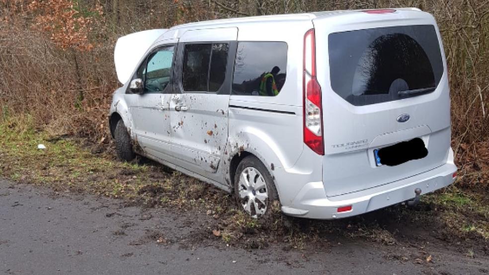 Das Auto wurde bei dem Unfall erheblich beschädigt. © Polizei