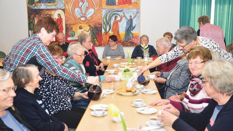 In geselliger Runde genossen die Gäste Kaffee, Tee und selbstgebackene Kuchen. © Foto: Wolters