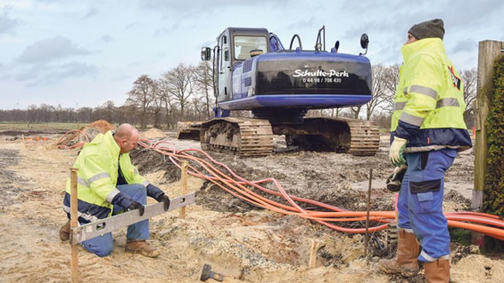 Derzeit verlegt die Firma Wildeboer aus Möhlenwarf die Versorgungsleitungen im Neubaugebiet. © Foto: Muising