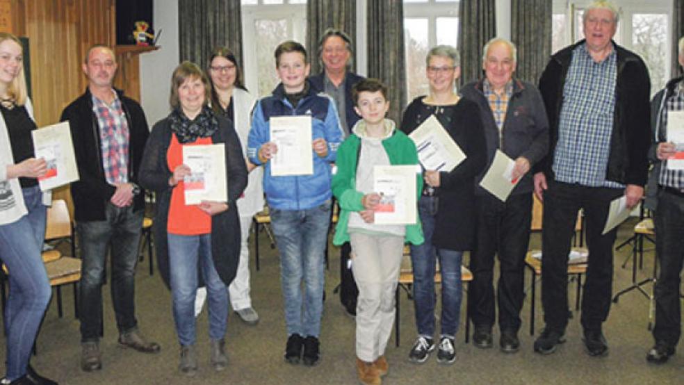 Nach Ende der D1-Prüfung (von links): Stella Warnders, Ingo Schmidt (Dozent), Antje Swart, Sonja de Buhr (Dozentin), Luis Frey, Dieter Schlüwe (Landesprüfer), Jonathan Dahms, Beate Bock, Joachim Boelen, Hans-Joachim Overlander und Dirk Fischer. © Foto: TMV