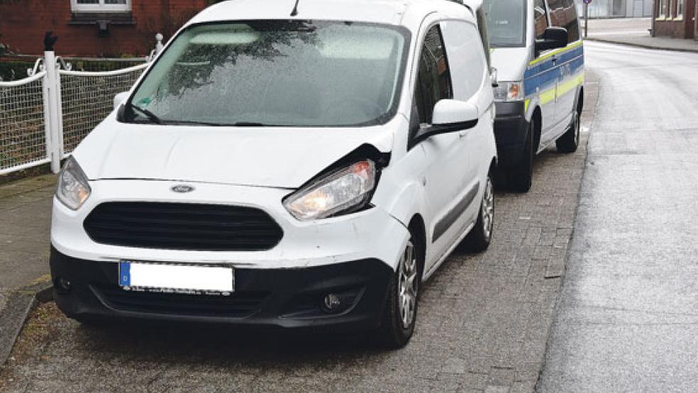 Der Ford Transit eines 57-jährigen Autofahrers aus Rhauderfehn wurde bei dem Verkehrsunfall auf der Risiusstraße in Weener im Frontbereich beschädigt.  © Foto: Hilbrands