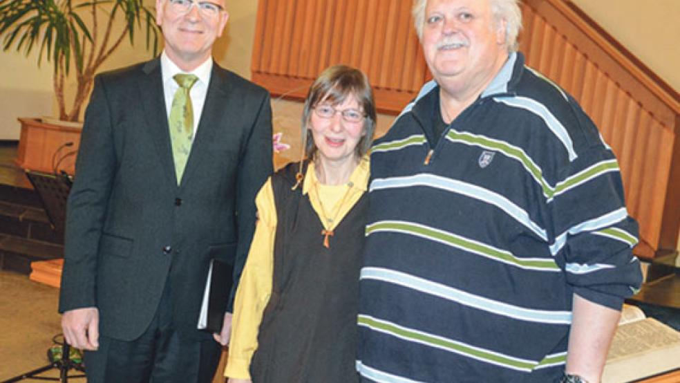 Auf einem gemeinsamen Seminar im Kloster Frenswegen hatte sie ihm mal seine Knöpfe vernünftig angenäht. Nun folgte Schwester Carola der Einladung von Johannes Willms (rechts) und besuchte die Bunder Bibelwoche sowie Pastor Groothues (links).  © Foto: Himstedt