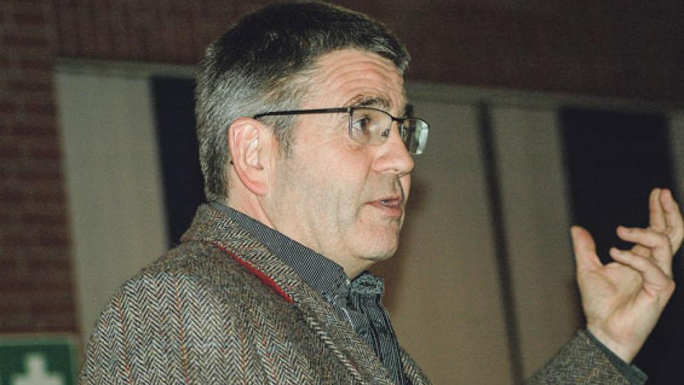 Heinrich Pegel vom NLWKN informierte über die verschiedenen Projekte zum Schutz der Wiesenvögel. © Foto: Szyska