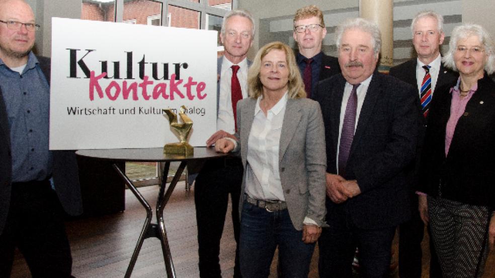  »Brückenbauer« zwischen Wirtschaft und Kultur: (von links) Stefan Michaelis (»KulturKontakte«), Landschaftsdirektor Dr. Rolf Bärenfänger, Marie Ubben (Edeka-Vertriebsleiterin), Albert Lienemann (Präsident Handwerkskammer), Landschaftspräsident Rico Mecklenburg, Thomas Weiß (Vorstandschef Brandkasse), Projektleiterin Katrin Rodrian und Dr. Torsten Slink (IHK-Hauptgeschäftfsführer). © Hanken