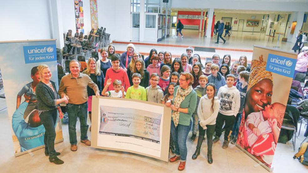 »Erlesene« Spende: Inka Schoß-Frerichs (links) übergibt den symbolischen Scheck an Gerd Bartinger von der UNICEF-­Arbeitsgruppe Ostfriesland. © Foto: Jürgens