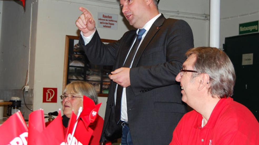 SPD-Kreisvorsitzender Sascha Laaken (Mitte), hier beim SPD-Ortsverein Bingum, plädiert für eine bessere Beteiligung von Kindern und Jugendlichen an gesellschaftlichen Prozessen. © Foto: Archiv
