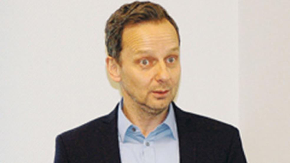 Ingenieur Manfred Santjer von der INFA GmbH aus dem westfälischen Ahlen erläuterte im Betriebsausschuss Abfallwirtschaft das Konzept des Modellversuchs. © Foto: Szyska