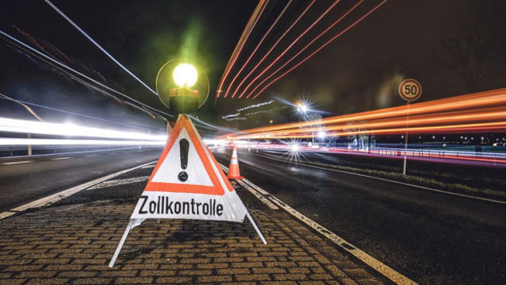 Nachdem die Polizei am Dienstagnachmittag eine Kontrolle durchgeführt hat, zog der Zoll am Abend an der Jann-Berghaus-Brücke Fahrzeuge aus dem Verkehr. © Foto: Klemmer