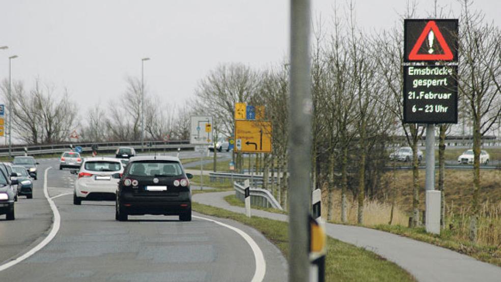 Auf den neuen Info-Tafeln an der B 436 wurde die heutige Sperrung der Jann-Berghaus-Brücke bereits gestern angezeigt. In der kommenden Woche soll das Bauwerk wegen der Warnstreiks noch einmal gesperrt werden. © Foto: Szyska