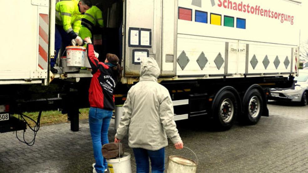 Ein solches Sammelfahrzeug wird im März und im Oktober auf den Wertstoffhöfen des Landkreises Leer stehen - in Möhlenwarf am 5. März und 8. Oktober. © Foto: Landkreis Leer