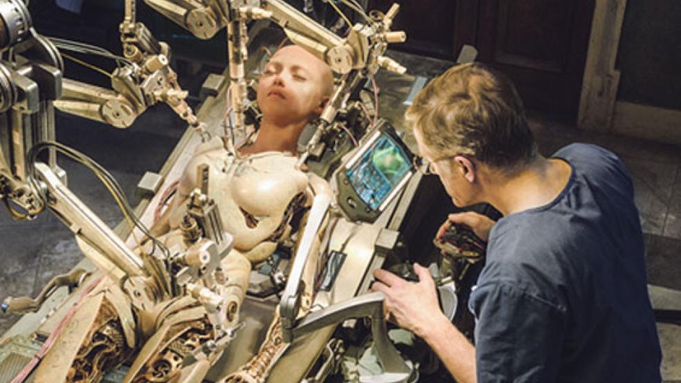 Cyborg reloaded: Dem Wissenschaftler Ido (Christoph Walz) gelingt es, Alita (Rosa Salazar) zu reanimieren. © Foto: 20th Century Fox