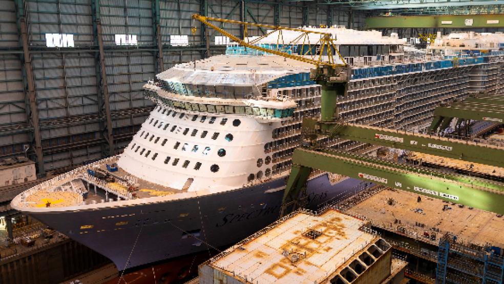 Am Montag soll die »Spectrum of the Seas« ausdocken, soweit das Wetter mitspielt. © Meyer Werft