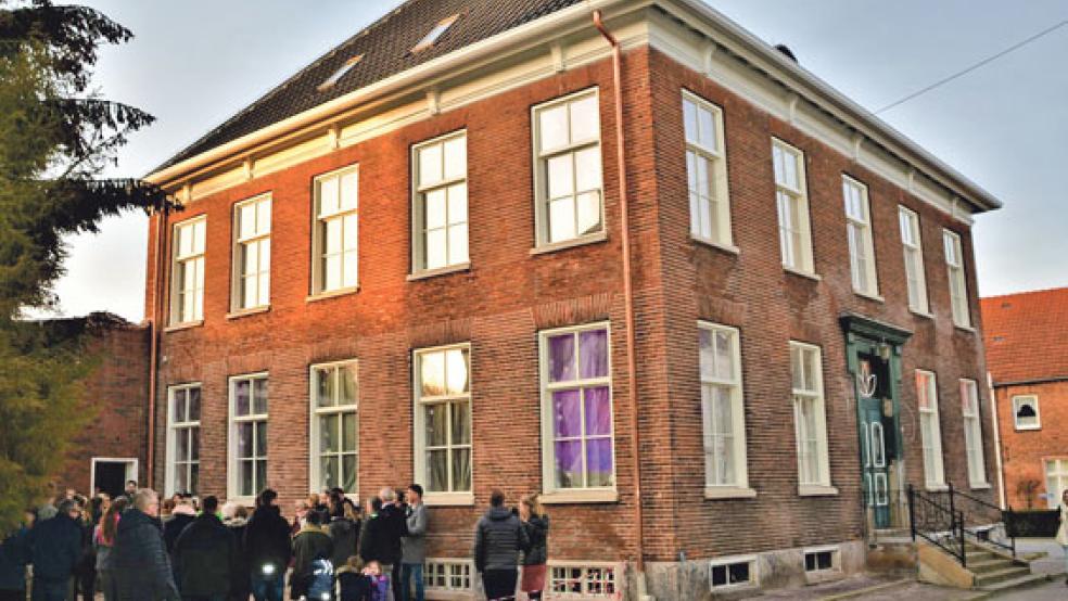 Gemeinsam informierten sich die Mitglieder der Evangelischen Gemeinschaft über den Baufortschritt an der Norderstraße in Weener. © Foto: Evangelische Gemeinschaft