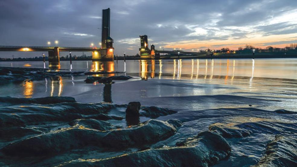 Schon lange vor dem Sonnenaufgang war an der Jann-Berghaus-Brücke Schluss.  © Foto: Klemmer