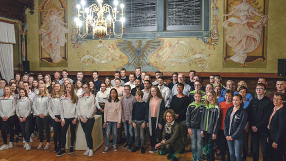 85 Sportler wurden am Mittwochabend im Leeraner Rathaus von Bürgermeisterin Beatrix Kuhl für ihre herausragenden sportlichen Leistungen sowie für dauerhaftes ehrenamtliches Engagement ausgezeichnet. © Fotos: Ammermann