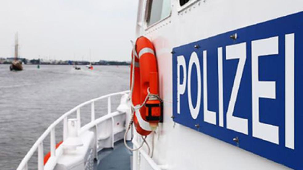 Bei Verladearbeiten auf einem Autotransporter in Emden ist es Donnerstag zu einem Unfall gekommen. Die Wasserschutzpolizei ermittelt. © Foto: RZ-Archiv