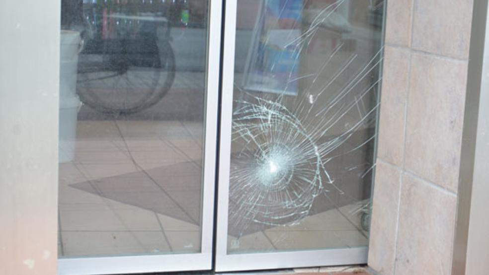 Die Tür des Kiosks Boelsen an der Neuen Straße wurde beim Einbruchversuch beschädigt. © Foto: Muising