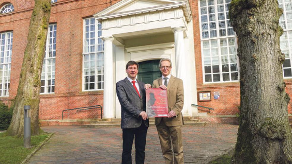 Blicken mit großer Vorfreude auf das anstehende Konzert-Highlight: Superintendent Tido Janssen (rechts) und Kreiskantor Maxim Polijakowski. © Foto: Jürgens