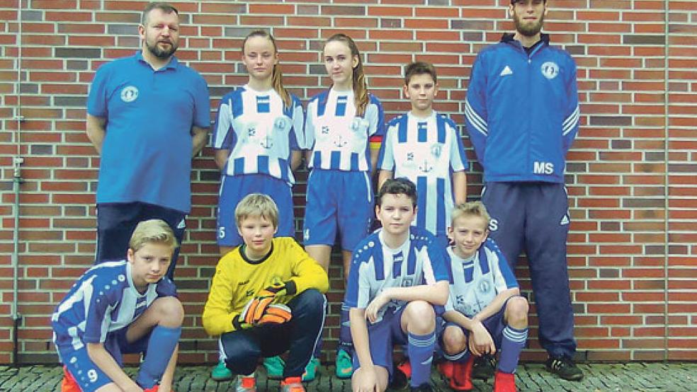 Draußen wie drinnen erfolgreich: Die D-Jugendmannschaft der JSG Wymeer/Möhlenwarf um Betreuer Martin Jäschke, Chantal Schoffelke, Eva Engberts, Tom Hassebroek, Trainer Markus Smidt (stehend von links) Joris Theile, Louis Berends, Marcel Jäschke, Luca Groeneveld (unten von links). © Foto: privat