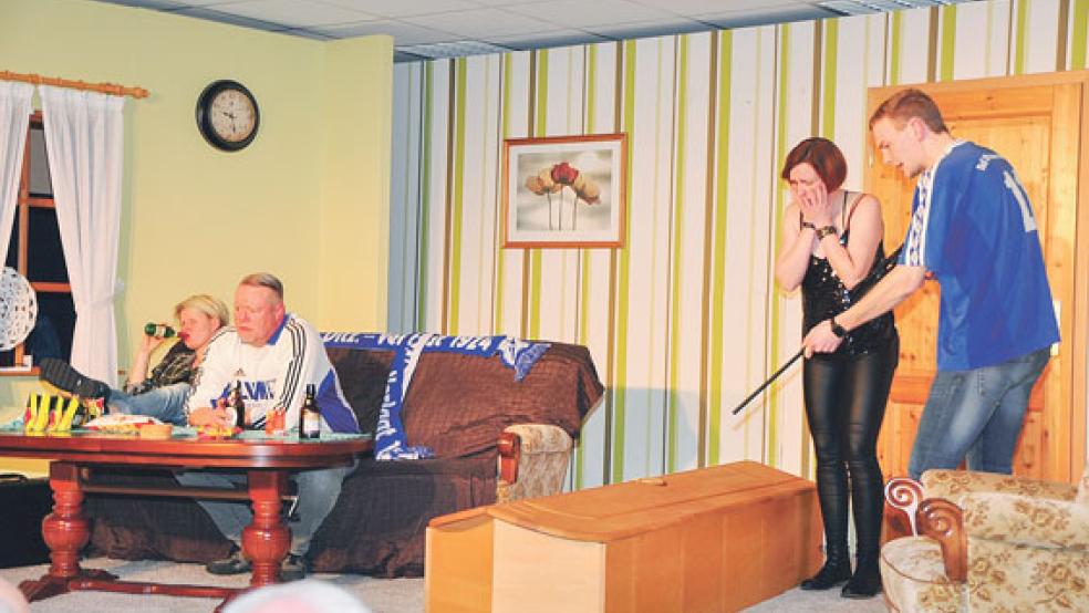 Stumpfes Trinken und sorgenvolle Mienen: Auf der Bühne in Ditzumerverlaat geht es turbulent zu. © Foto: Wolters