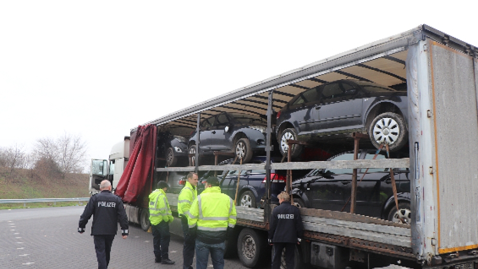 Auch die richtige Ladungssicherung dieses Auto-Transporters wurde überprüft. © Foto: Polizei