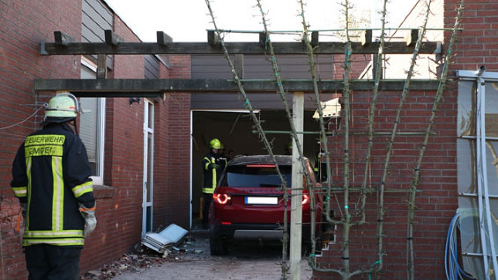 Ein Bild der Zerstörung bot sich nach dem Unfall am Gemeindehaus der Baptistengemeinde im Emde Ortsteil Barenburg. © Foto: Norbert Schnorrenberg