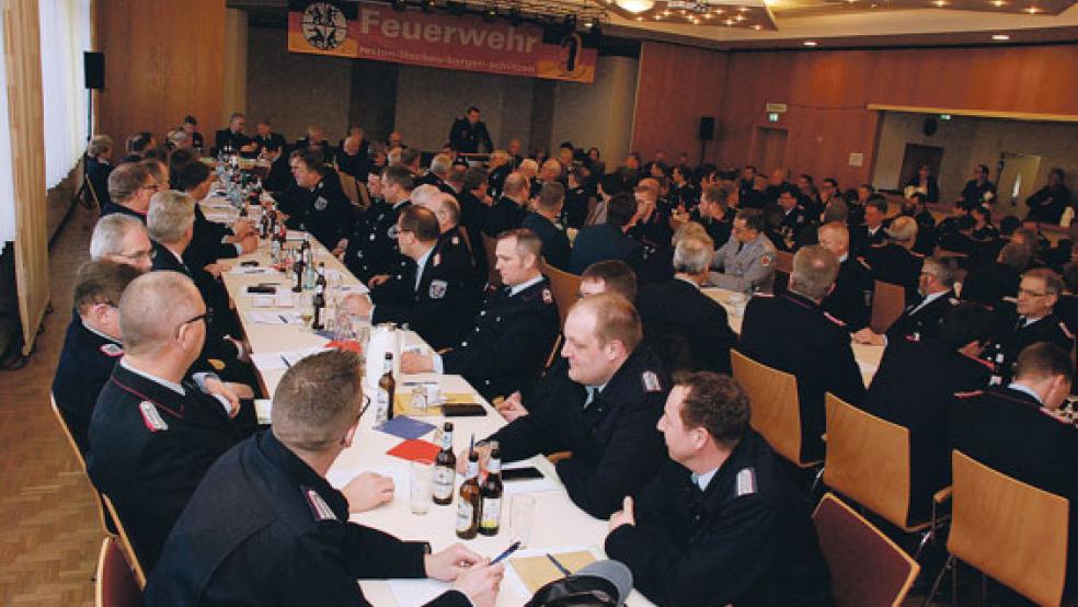 Mehr als 150 Führungskräfte der Freiwilligen Feuerwehren des Landkreises trafen sich im Rathaus in Ihrhove, links ein Teil der Teilnehmer aus dem Rheiderland. Im Rheiderland gehören bislang Bunde und Jemgum zu den gastgebenden Kommunen. Die nächste Tagung ist geplant für den 29. Februar 2020. © Foto: Kuper